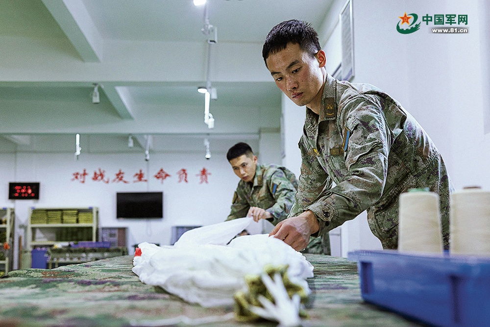 强军影像丨守护战鹰“归巢”