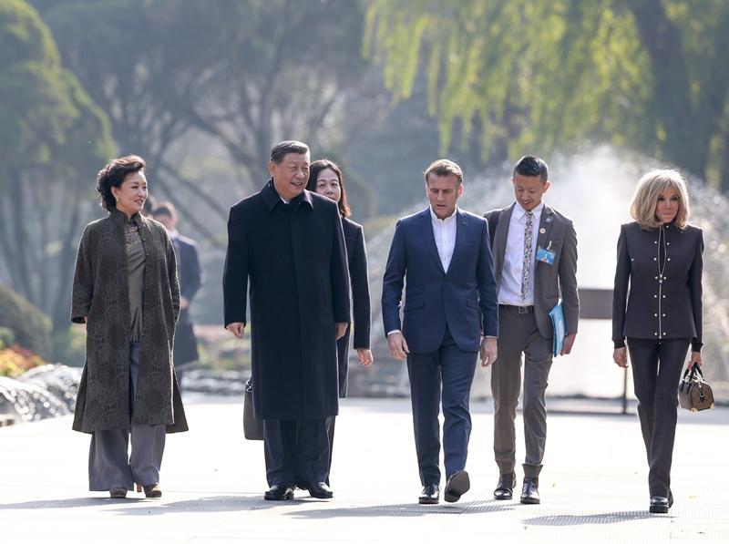 习近平同法国总统马克龙在成都进行友好交流