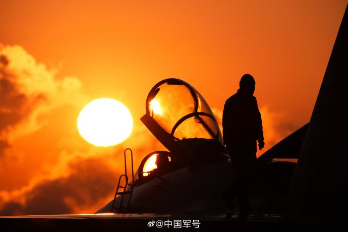 西部战区空军开展新年度首个飞行日训练 多架战机展开实战化对抗