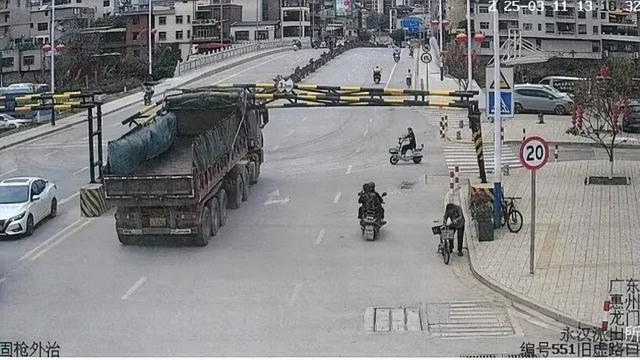 广东一货车撞落限高架致路人死亡，司机获刑后家属质疑：违规限高